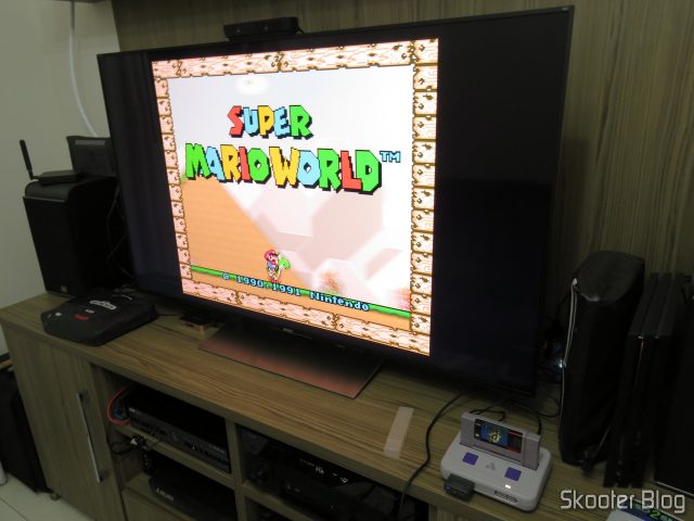 Analogue Super Nt, em funcionamento, com o cartucho do Super Mario World.
