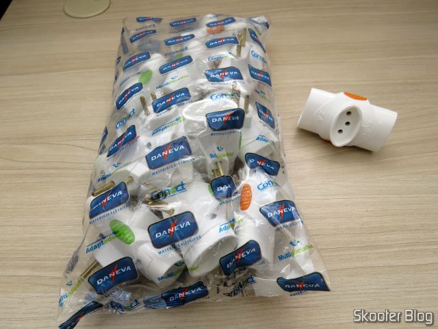 Kit 12 Pino Adaptador Benjamim 3 Saídas 2P+T Daneva 10A, em sua embalagem.