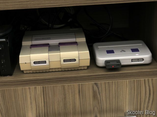 Analogue Super Nt, reposicionado ao lado do Super Nintendo original.