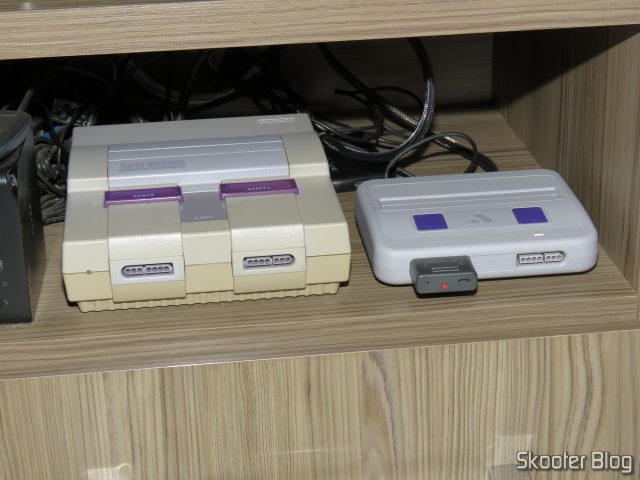 Analogue Super Nt, reposicionado ao lado do Super Nintendo original.