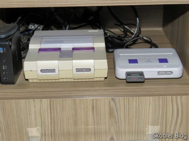 Analogue Super Nt, reposicionado ao lado do Super Nintendo original.