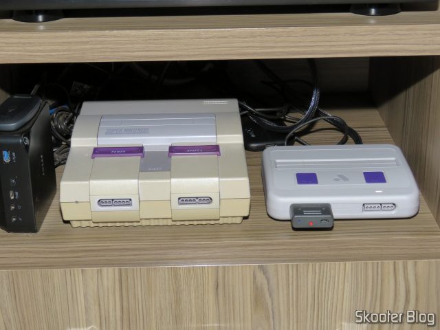 Analogue Super Nt, reposicionado ao lado do Super Nintendo original.