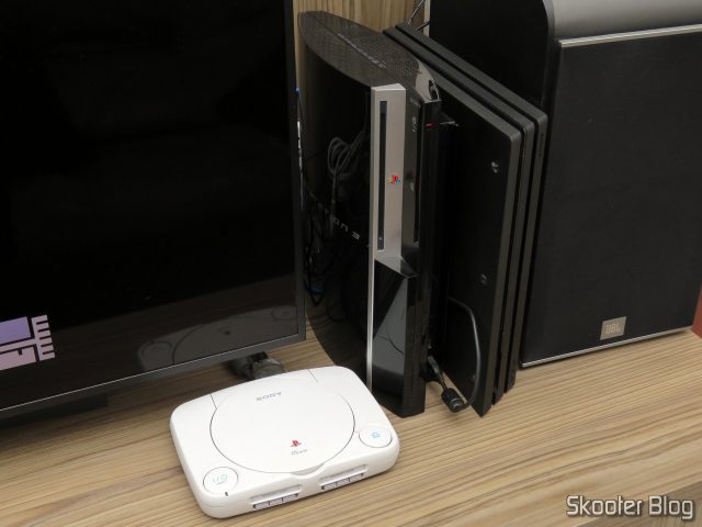 Meu Playstation One foi para cima do rack, dando o espaço para o Analogue Super Nt. A família Sony ficou reunida.