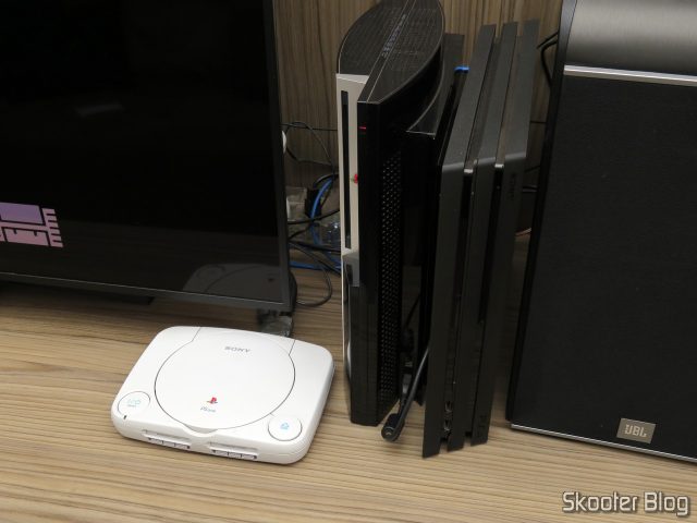 Meu Playstation One foi para cima do rack, dando o espaço para o Analogue Super Nt. A família Sony ficou reunida.