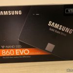 Samsung 860 EVO 1TB 2.5 Inch SATA III Internal SSD (MZ-76E1T0B/AM), em sua embalagem.