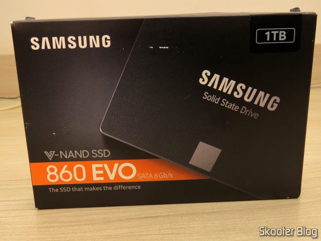 Samsung 860 EVO 1TB 2.5 Inch SATA III Internal SSD (MZ-76E1T0B/AM), em sua embalagem.