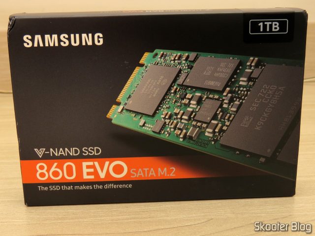 Samsung 860 EVO 1TB M.2 SATA Internal SSD (MZ-N6E1T0BW), em sua embalagem.