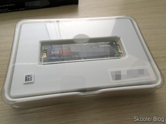 Samsung 860 EVO 1TB M.2 SATA Internal SSD (MZ-N6E1T0BW), em sua embalagem.