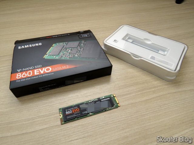 Samsung 860 EVO 1TB M.2 SATA Internal SSD (MZ-N6E1T0BW), e sua embalagem.