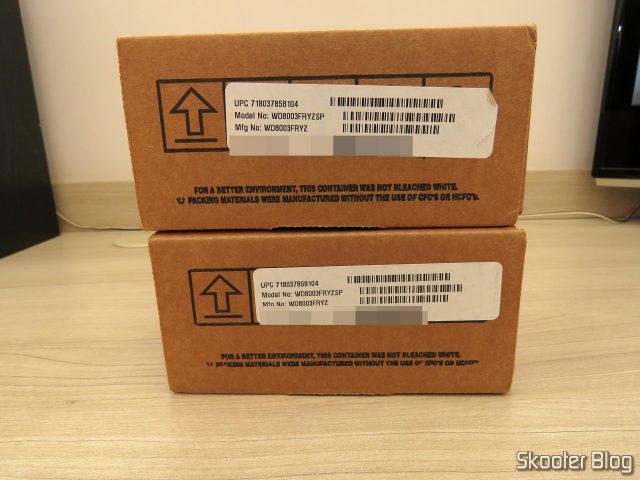 Os dois WD Gold 8TB Enterprise Class Hard Disk Drive - 7200 RPM Class SATA 6 Gb/s 256MB Cache 3.5 Inch - WD8003FRYZ, em suas respectivas embalagens.