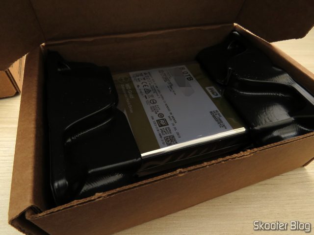 WD Gold 8TB Enterprise Class Hard Disk Drive - 7200 RPM Class SATA 6 Gb/s 256MB Cache 3.5 Inch - WD8003FRYZ, em sua embalagem.