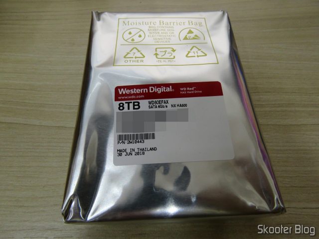 Western Digital Bare Drives WD Red 8TB NAS Hard Disk Drive - 5400 RPM Class SATA 6 GB/S 256 MB Cache 3.5" (WD80EFAX), em sua embalagem.
