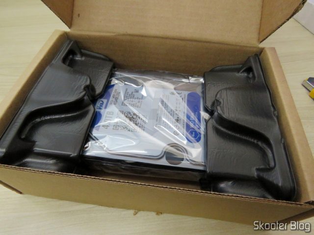 WD Blue 4TB PC Hard Drive - 5400 RPM Class, SATA 6 Gb/s, 64 MB Cache, 3.5" - WD40EZRZ, em sua embalagem.