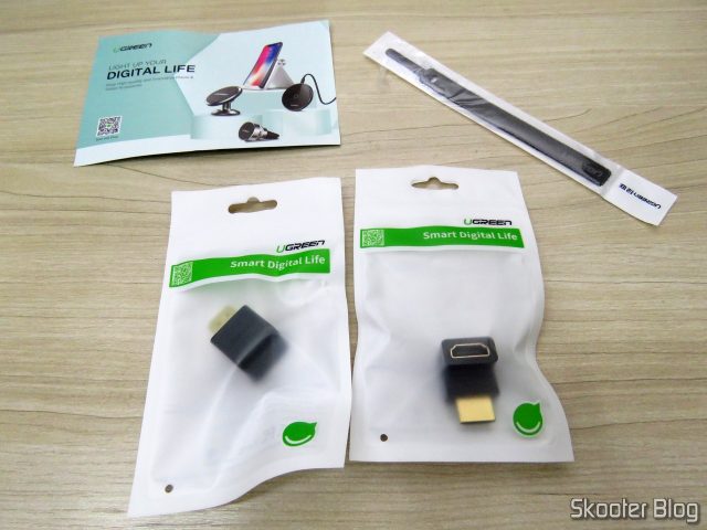 Adaptadores HDMI angulares Ugreen, em suas embalagens, e o organizador de cabos como brinde.