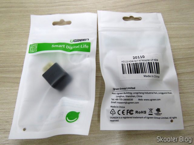 Adaptadores HDMI angulares Ugreen, em suas embalagens.