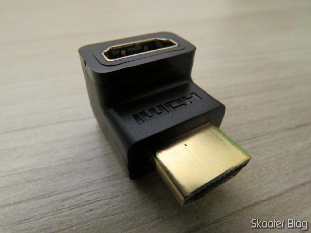 Adaptador HDMI angular Ugreen.
