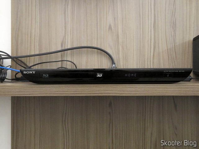 Adaptador HDMI angular Ugreen, instalado no Blu-Ray Player.
