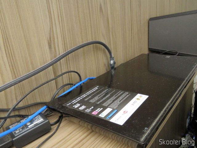 Adaptador HDMI angular Ugreen, instalado no Blu-Ray Player.