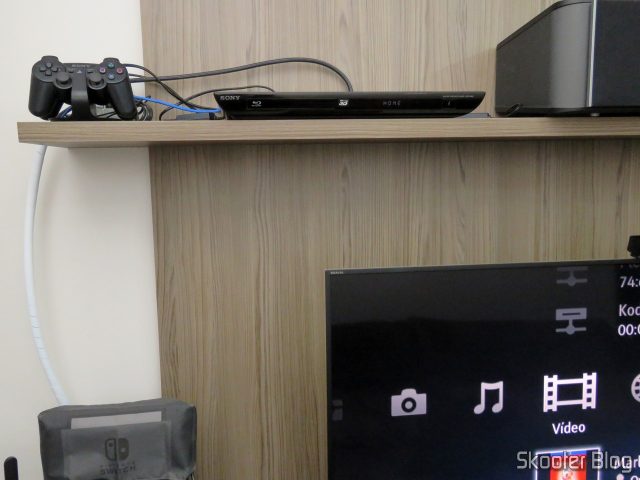 Adaptador HDMI angular Ugreen, instalado no Blu-Ray Player.