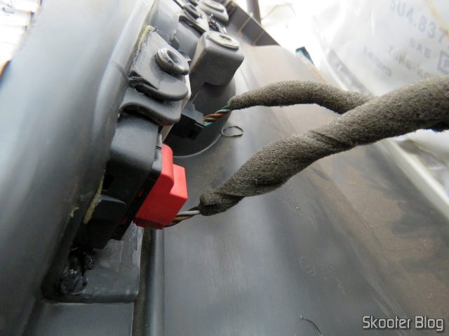 Chicotes dos botões de controle dos vidros, que precisam ser removidos.
