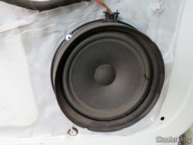 O alto-falante vagabundo original do Gol G5, tem uma borracha em volta que pode cair na hora de remover a moldura. Cuidado pra não perder e lembre-se de coloca-la de volta antes de recolocar a moldura.