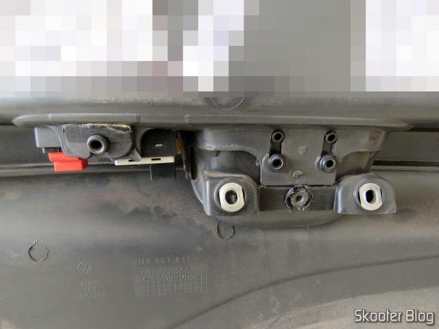 Aqui o puxador antigo visto por dentro, é preciso cortar as travas plásticas derretidas para remove-lo.