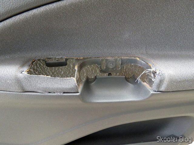 A moldura da porta do passageiro sem o puxador.