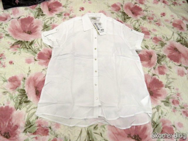 Camisa Feminina Básica Em Tecido De Viscose Com Mangas Curtas