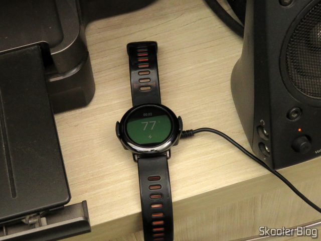 Carregador para Amazfit Pace, em funcionamento.