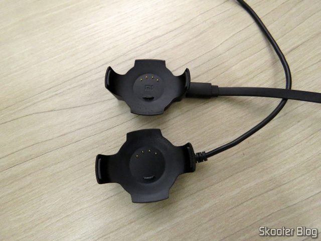 O novo carregador para Amazfit Pace, ao lado do original.