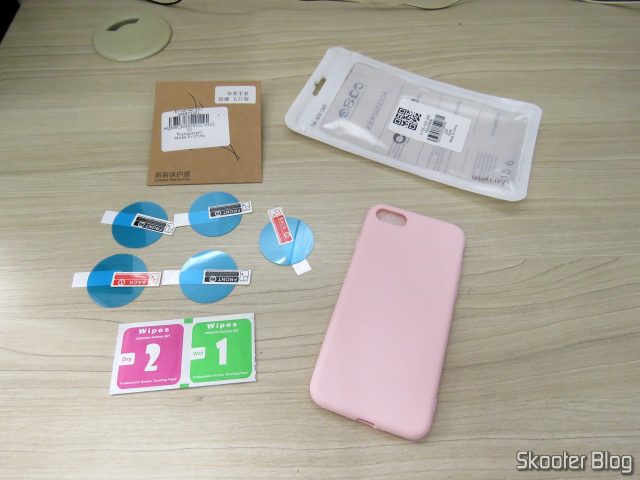 Capa de Silicone para iPhone 7 e as Películas para Amazfit Pace.