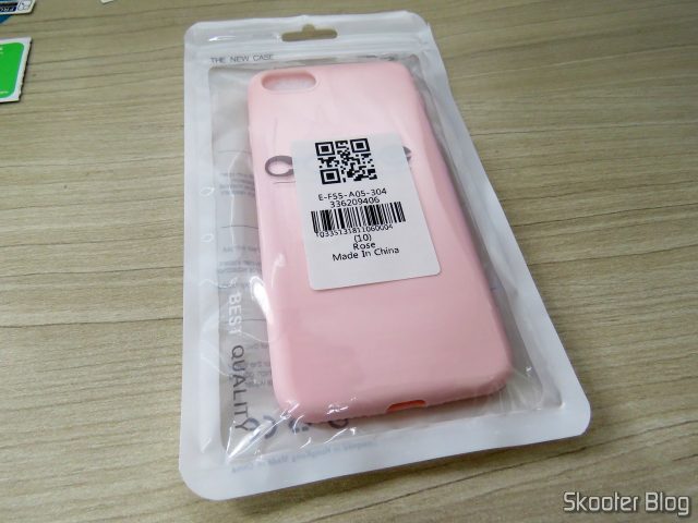 Capa de Silicone para iPhone 7, em sua embalagem.