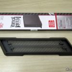 Suporte de Montagem Vertical para Playstation 4 Pro (stand), e sua embalagem.