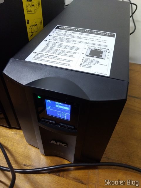 Nobreak inteligente Smart-UPS C da APC, de 1500 VA e 120 V, Brasil - SMC1500-BR, em funcionamento.