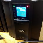 Nobreak inteligente Smart-UPS C da APC, de 1500 VA e 120 V, Brasil - SMC1500-BR, em funcionamento.