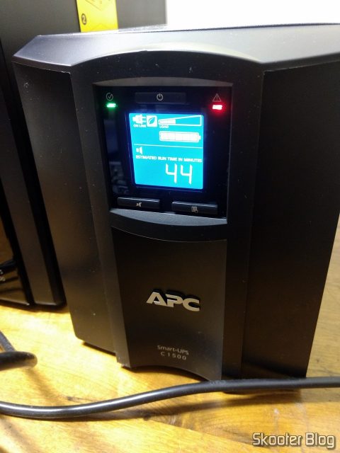 Nobreak inteligente Smart-UPS C da APC, de 1500 VA e 120 V, Brasil - SMC1500-BR, em funcionamento.