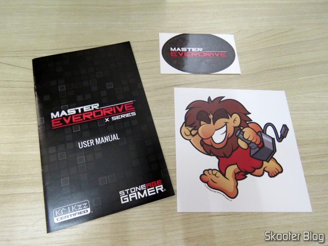 Manual e adesivos que acompanham o Master Everdrive X7 Deluxe.