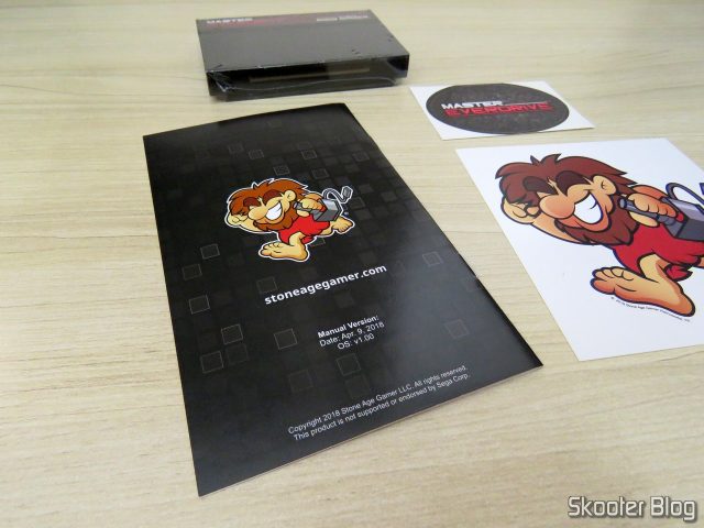 Manual e adesivos que acompanham o Master Everdrive X7 Deluxe.