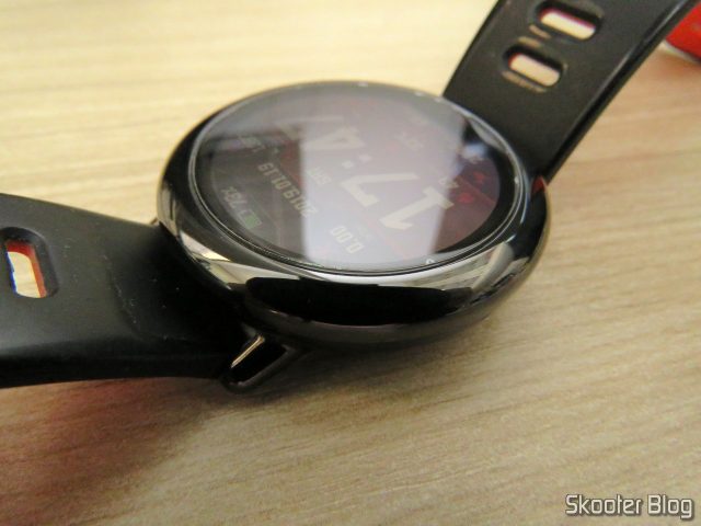 Amazfit Pace, com a película de vidro colocada.