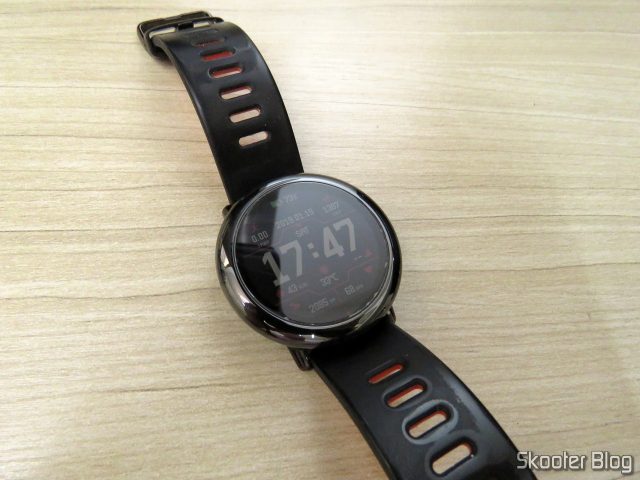 Amazfit Pace, com a película de vidro colocada.