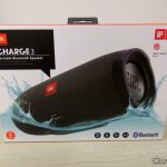 Caixa de Som Bluetooth Portátil JBL Charge 3, em sua embalagem.