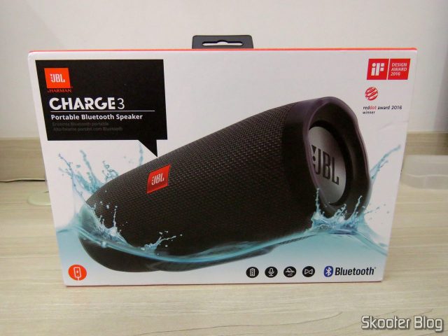 Caixa de Som Bluetooth Portátil JBL Charge 3, em sua embalagem.
