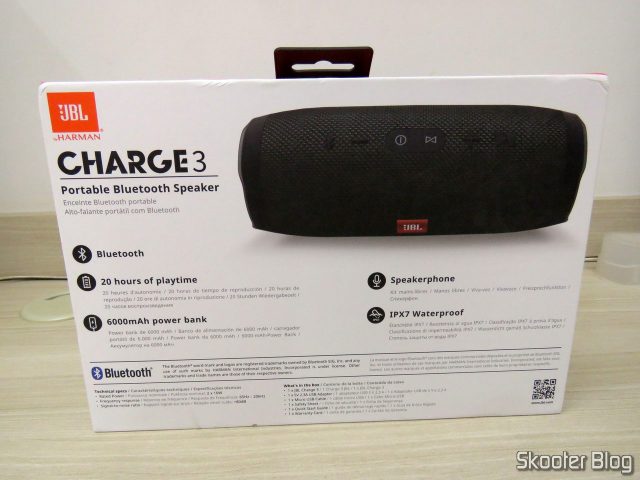 Caixa de Som Bluetooth Portátil JBL Charge 3, em sua embalagem.