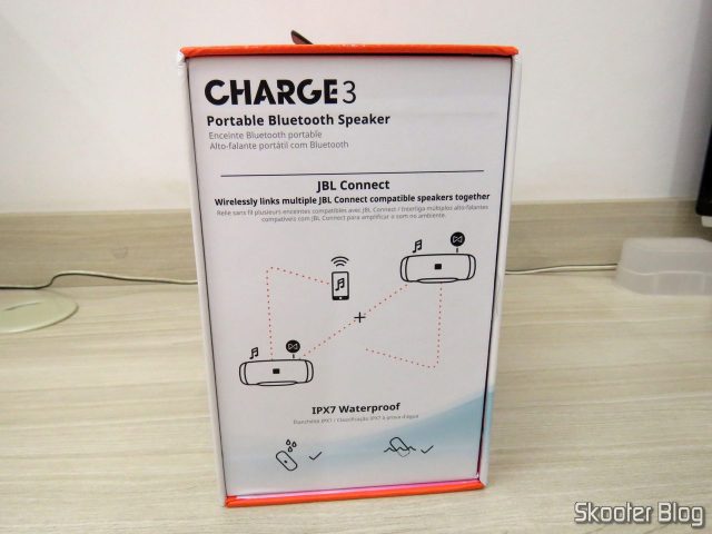 Caixa de Som Bluetooth Portátil JBL Charge 3, em sua embalagem.