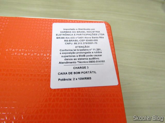 Caixa de Som Bluetooth Portátil JBL Charge 3, em sua embalagem.