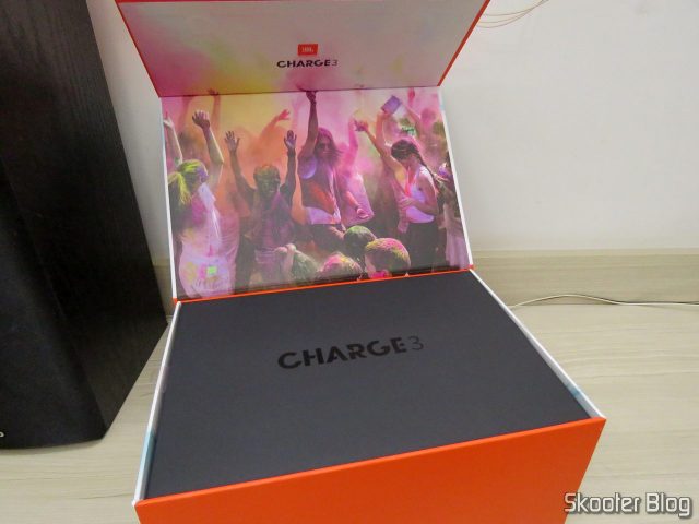 Caixa de Som Bluetooth Portátil JBL Charge 3, em sua embalagem.