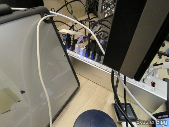 Hub USB 3.0 Orico A3H13P2, em funcionamento.