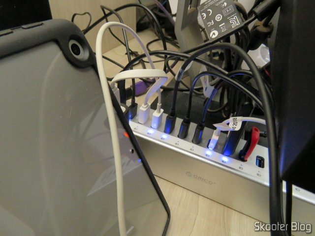 Hub USB 3.0 Orico A3H13P2, em funcionamento.
