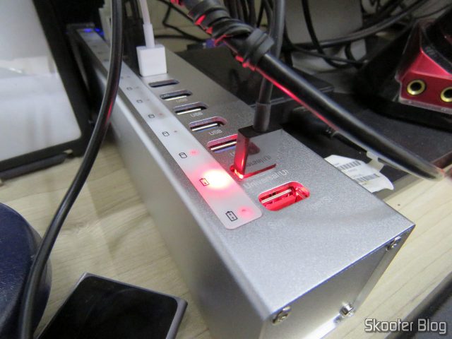 Hub USB 3.0 Orico A3H13P2, em funcionamento.