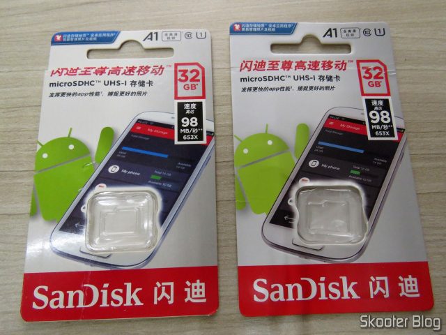 Embalagens dos Cartões Sandisk microSDHC: falsificado à esquerda e original à direita.